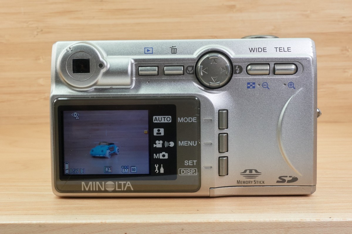 Minolta Dimage G400 / 4MP Digital Camera / 3x Optical Zoom