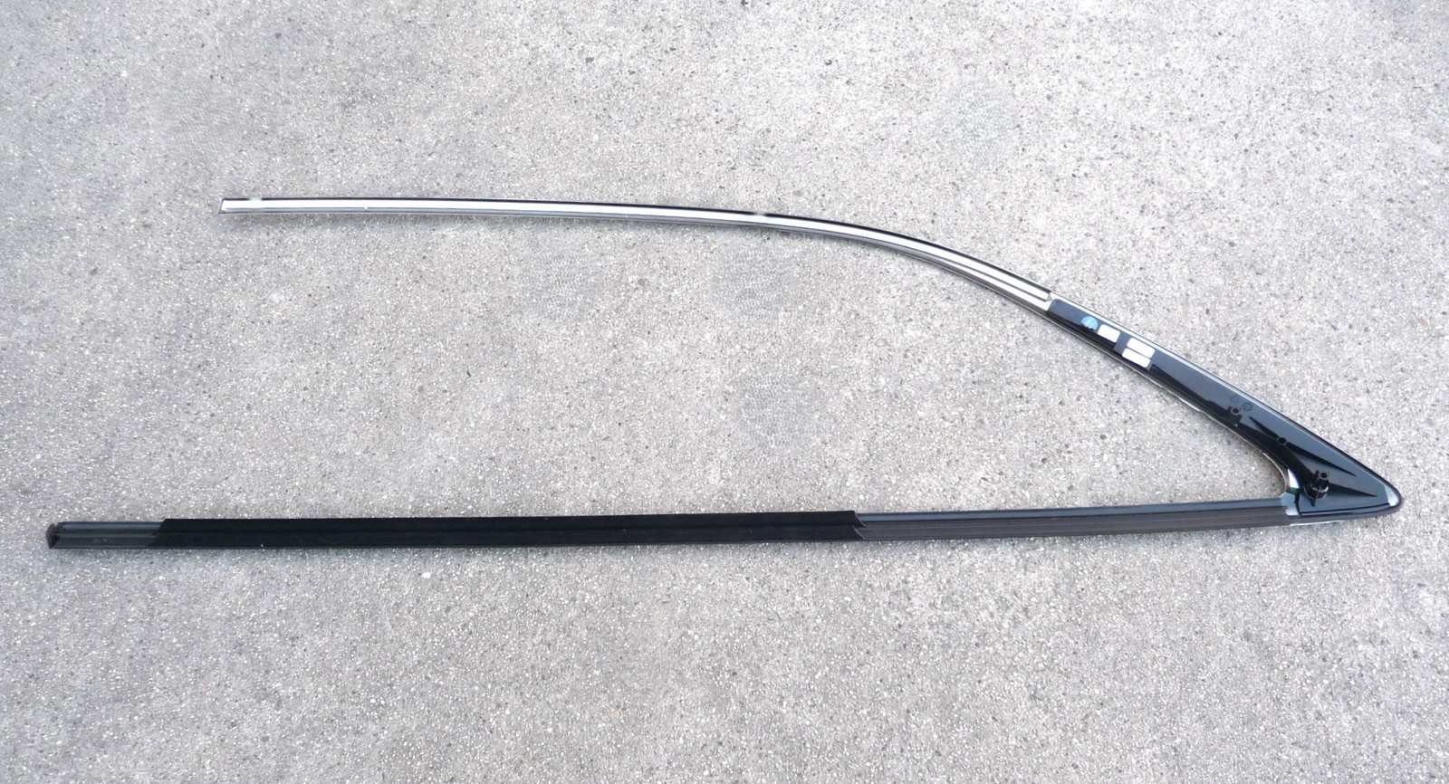 20-24 Bentley Flying Spur Rear Right Black Trim Seal Door/ Window 3SE853074A OEM