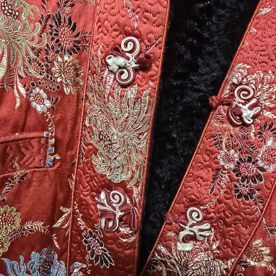 Chaqueta de brocado satinado roja china vintage forrada de piel sintética cierre de rana sintética  Foto 2 de 4