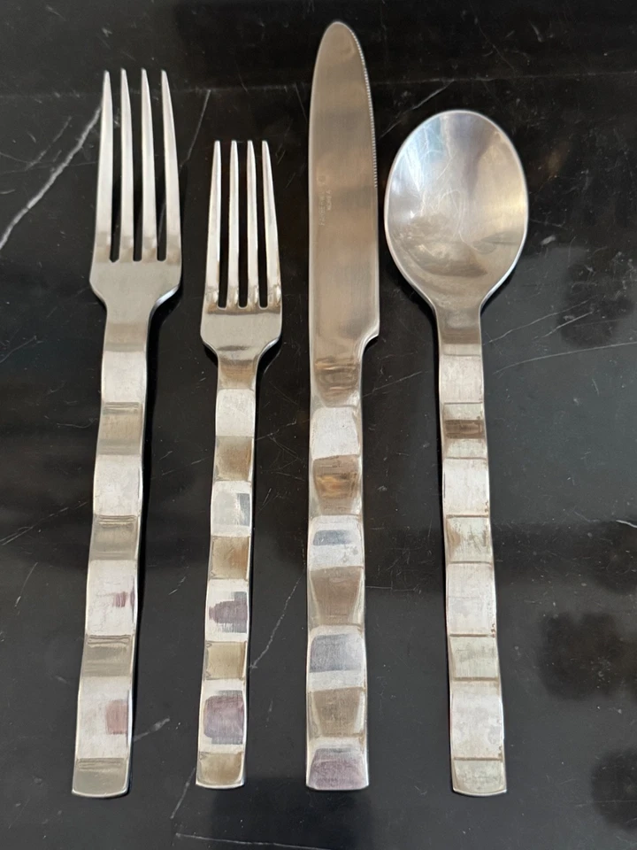 Farberware 23 piezas de montaña rusa Corea 18/8 cubiertos de acero inoxidable Foto 2 de 4