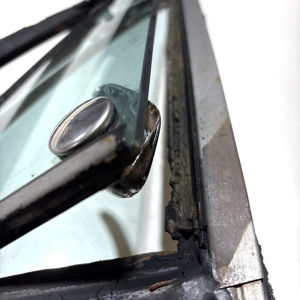 1973-1980 Chevrolet C/K vent glass (LH driver-side) wing window (C10-K30) - Image 3 of 4