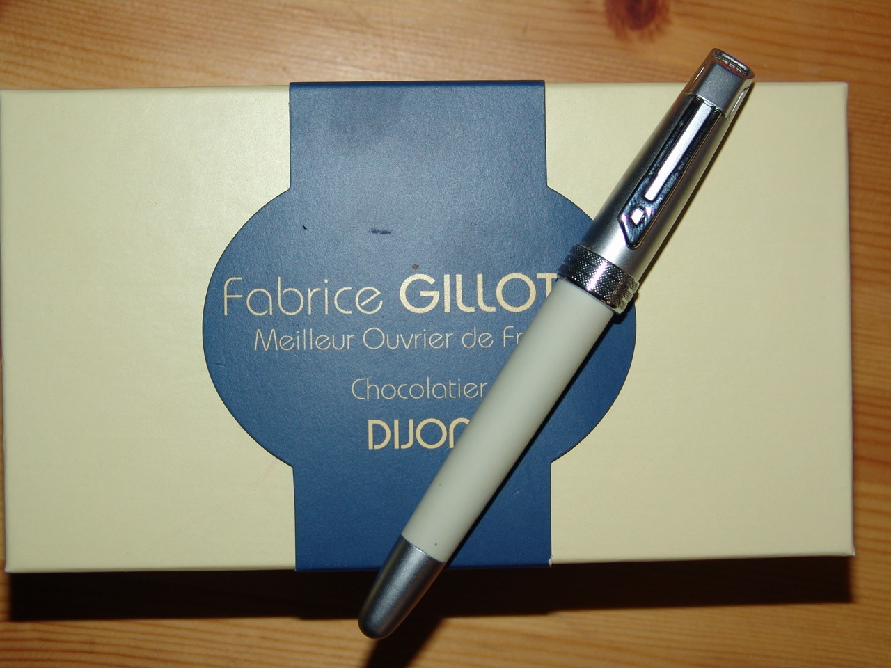 Stylo plume DIESEL anti-fatigue couleur champagne pour une écriture sans effort