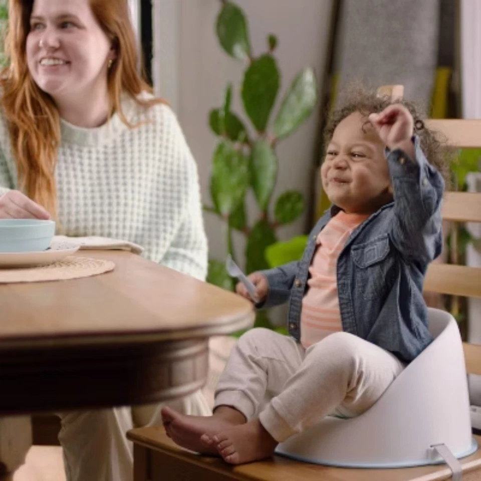 Asiento elevador para niños pequeños Ingenuity Simplicity - gris Foto 2 de 4