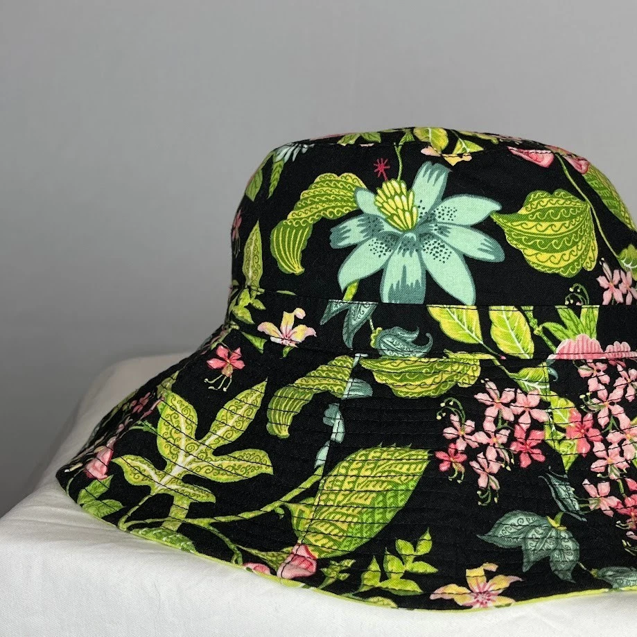 Sombrero cubo floral para mujer Vera Bradley negro/rosa, talla sin marca Foto 4 de 4