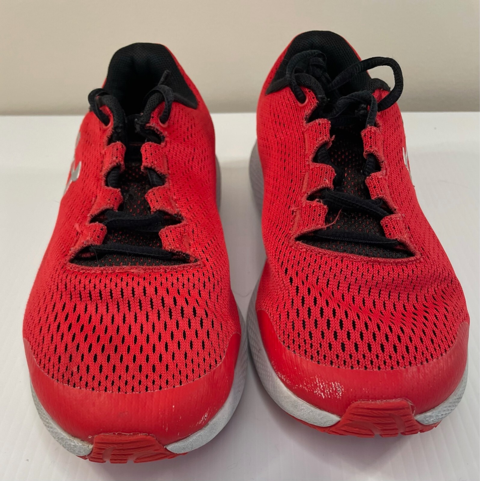 SAOLA Scarpe Under Armour Charged Pursuit ragazzo taglia 6 5 anni rosso nero usate in ottime condizioni