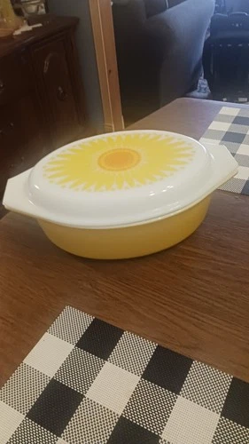 Vintage Pyrex Daisy Casserole