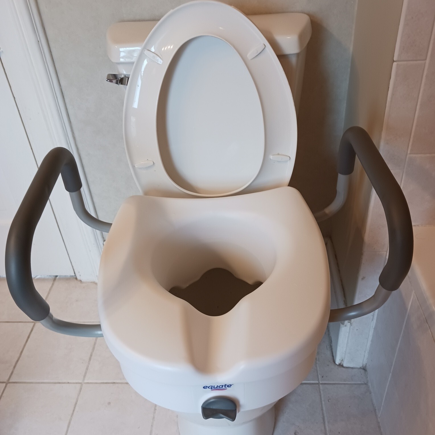 Equate Locking Raised Toilet Seat Adjusting Comfort Handles Damaged box seat new eBay