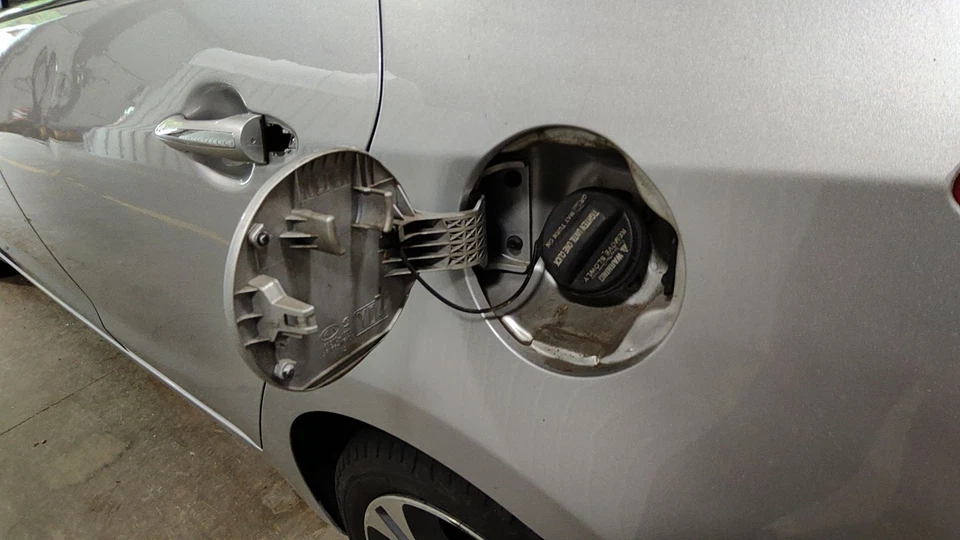 2015-2017 Kia Forte Fuel/Gas Filler Lid Door Cover Flap Bright Silver-3D - Image 2 of 2