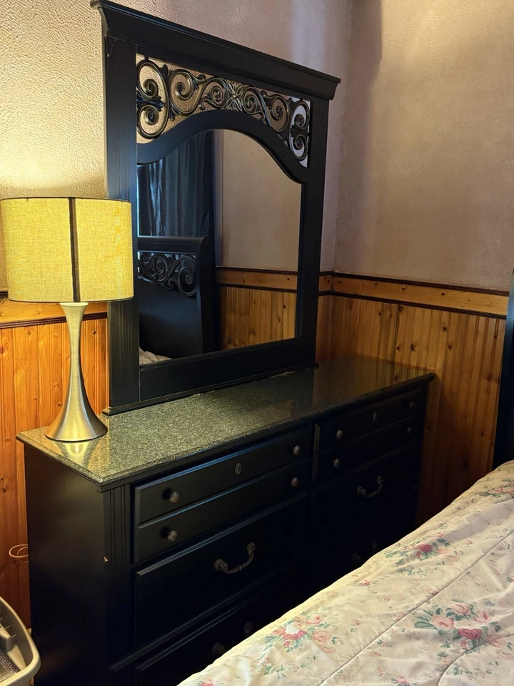 Queen Bedroom 4-Piece Set - Image 2 of 4