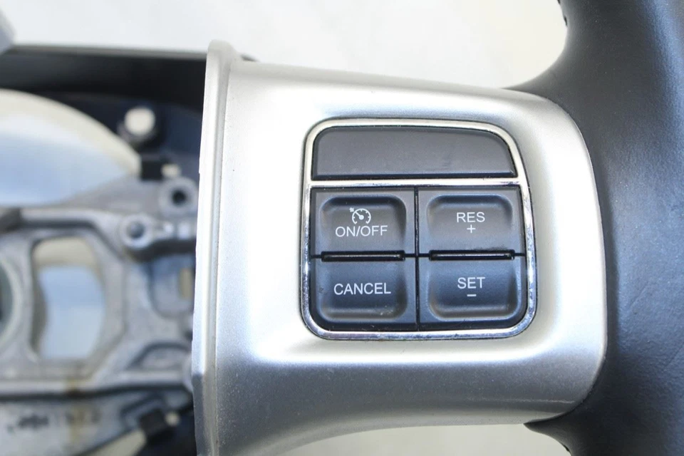 Dodge Challenger SXT 2012-14 3,6 L tracción trasera volante cuero con botones de control Foto 4 de 4