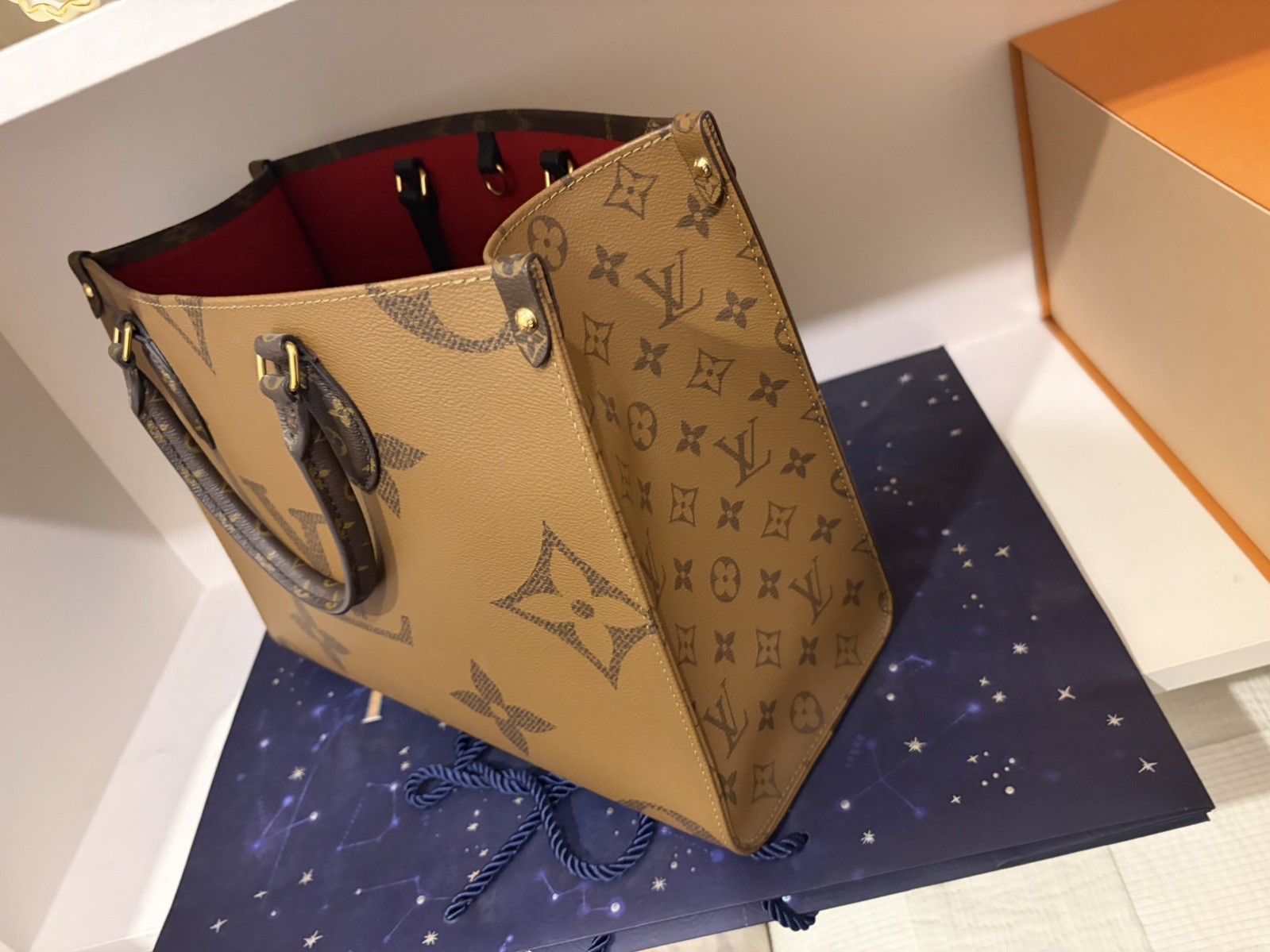 Louis Vuitton OnTheGo Tote MM Gray Leather image 4