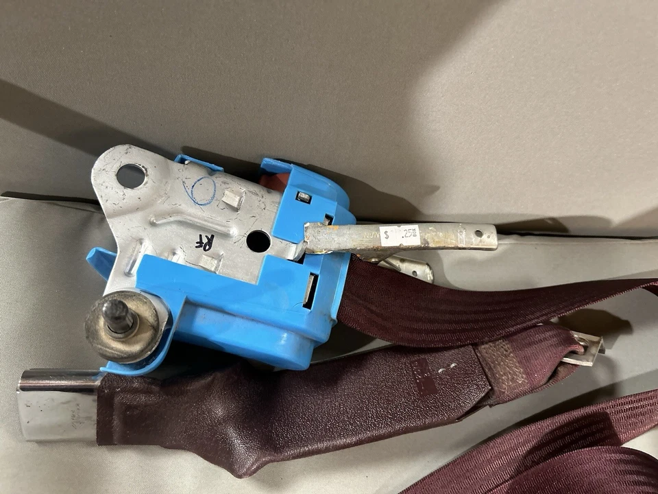 87 88 FORD LINCOLN TOWN CAR PASAJERO CINTURÓN DE SEGURIDAD RETRACTOR LATERAL Y RECEPTOR Granate Foto 2 de 3