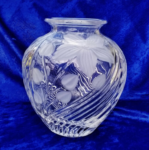 Schwere Vintage Kristallglas Blumenvase mit Blumenmotiv-rundlich,- sehr hübsch-