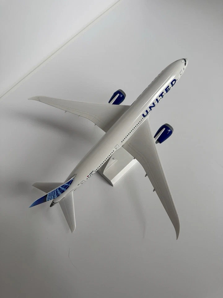 Skymarks United Airlines Boeing 787-10 Desk 1/200 Scale Model Airplane - Image 2 of 3