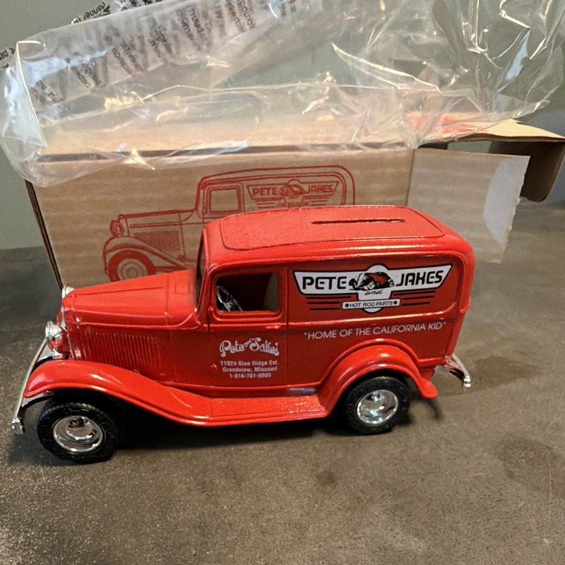 Ertl Hot Rod Shop Issue #3 Pete & Jakes 1932 Ford Delivery Van Bank 1:25