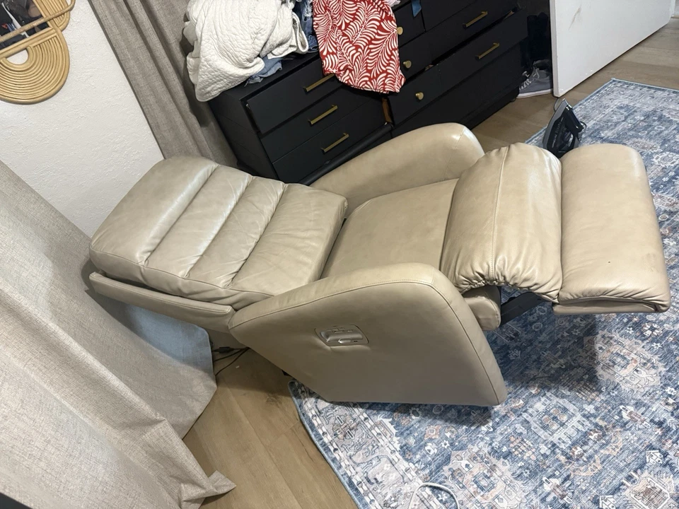 La-Z-Boy Power Recliner Chair– Leather, Headrest & Lumbar, USB, Great Condition - Image 3 of 4