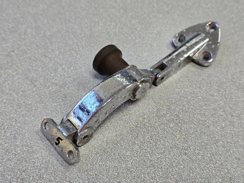 USADO ORIGINAL GENUINO PORSCHE 911 912 CUARTO TRASERO DERECHO VENTANA CROMO PESTILLO #5 Foto 2 de 4