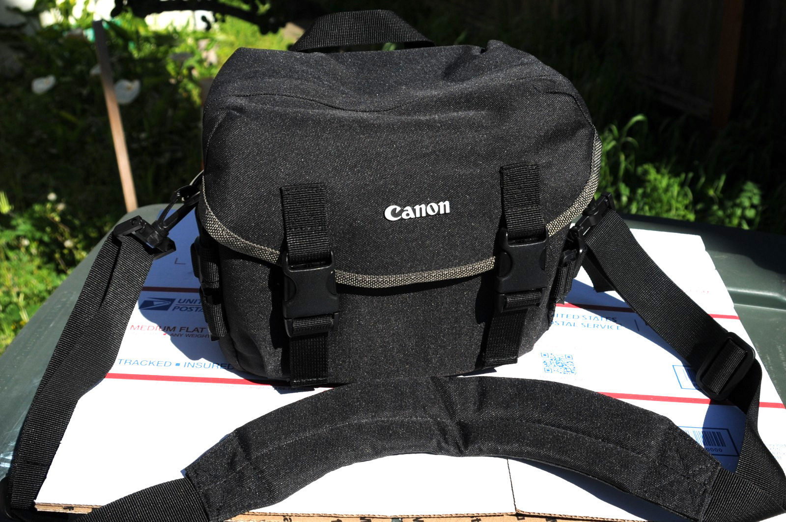 Canon Gadget Bag 2200 Black, Shoulder Strap, very clean. For DSLR, etc.