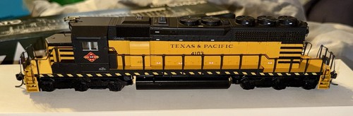 Kato HO Painted 37-2700 Texas & Pacific SD40-2 EMD