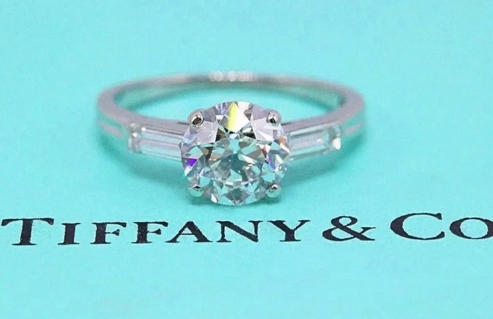 Anillo de compromiso Tiffany & Co. vintage de diamantes de corte antiguo de 1,45 quilates con baguettes Foto 2 de 4