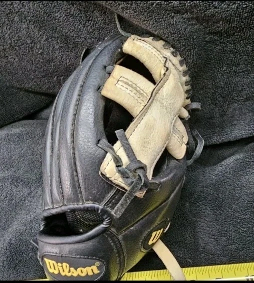 10.5 inch Wilson baseball glove BlK - Image 2 of 4