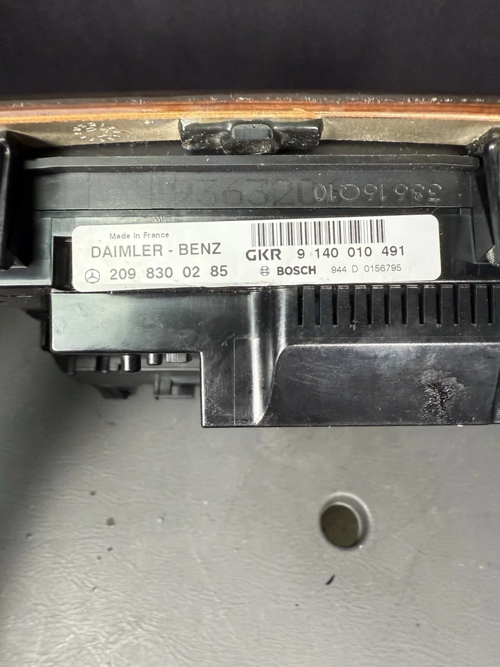 2003 梅赛德斯奔驰 C320 前仪表板交流控制带装饰 — 第 4/4 张图片