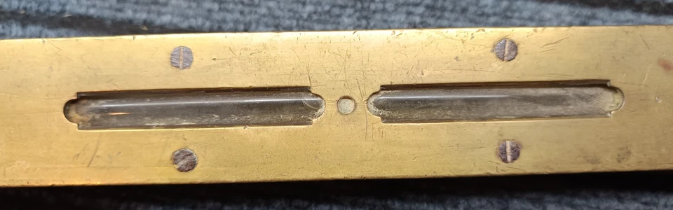 ANCIEN NIVEAU A BULLE EN LAITON ET BOIS - JOHN RABONE & SONS - BIRMINGHAM 1917 - Photo 3/4