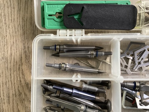 Assortment of archery broadheads,field tips,and other items. - Picture 2 of 7