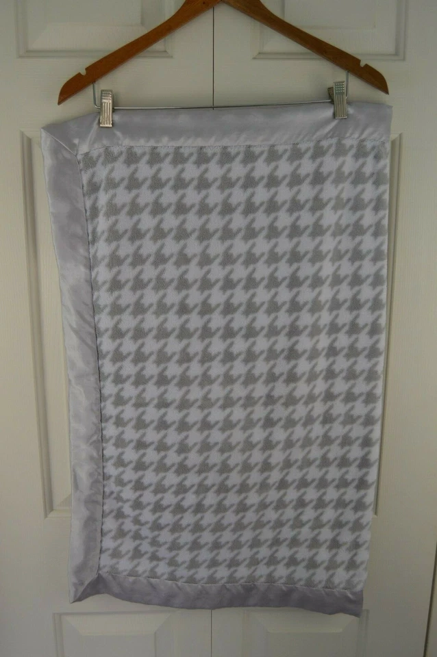 Manta para cochecito de bebé pata de gallo Swaddle Designs gris blanco borde satinado sedoso Foto 3 de 4