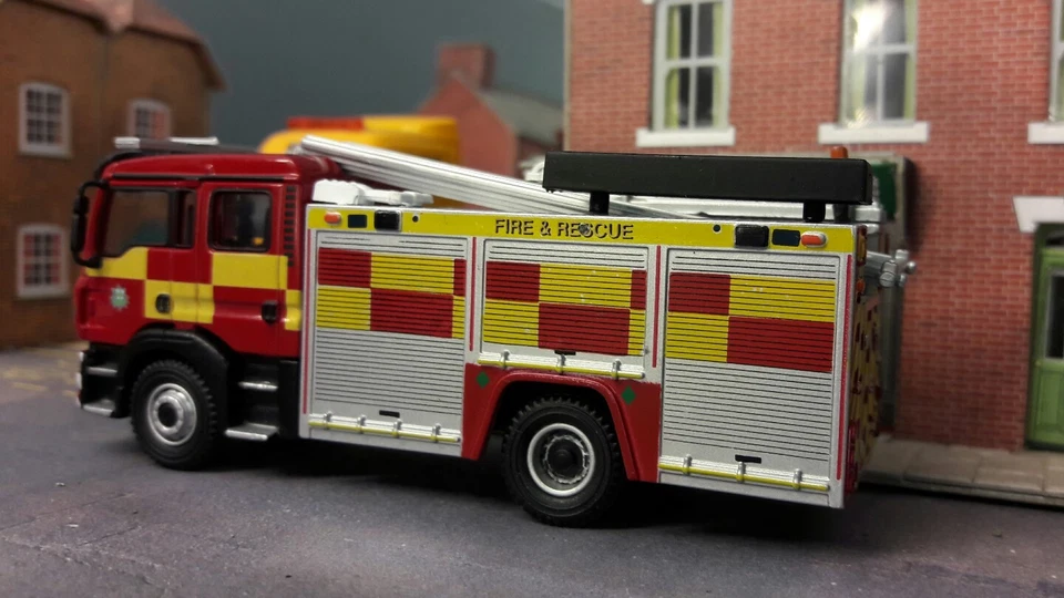 MAN F16 JDC John Dennis Pump Ladder Durham Darlington Fire Engine 1:76 Oxford - Image 2 of 4