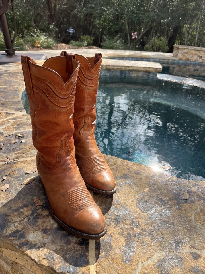 Lucchese Classics Devin 9.5 EE. Gorgeous natural patina.  L1597, 6 toe 4 heel.  - Image 3 of 4