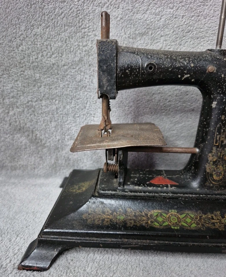 Ancienne machine à coudre enfant en fonte année 1900 JC LP RW Paris BABY - Photo 2/4