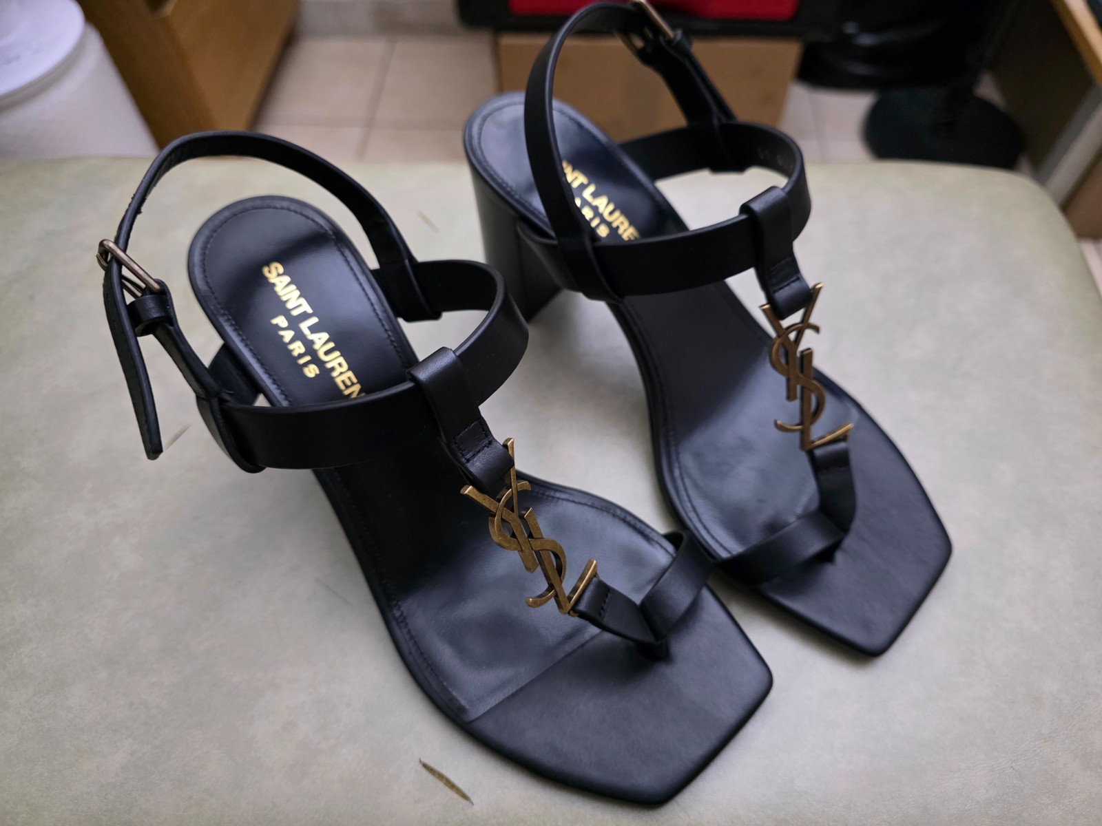 SAINT LAURENT YSL Cassandra Sandali in pelle verniciata 75 mm nero 36