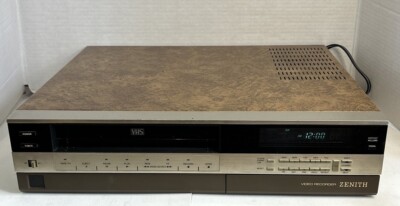 VINTAGE Zenith model VR-2150 VCR Video Cassette Recorder Powers On