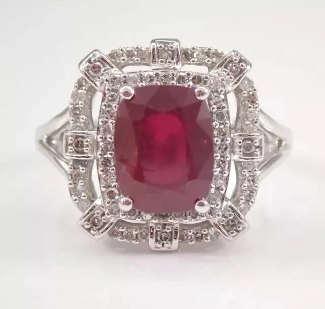 Anillo de compromiso con halo de rubí creado en laboratorio corte cojín de 2,40 quilates enchapado en oro blanco de 14 quilates Foto 2 de 4