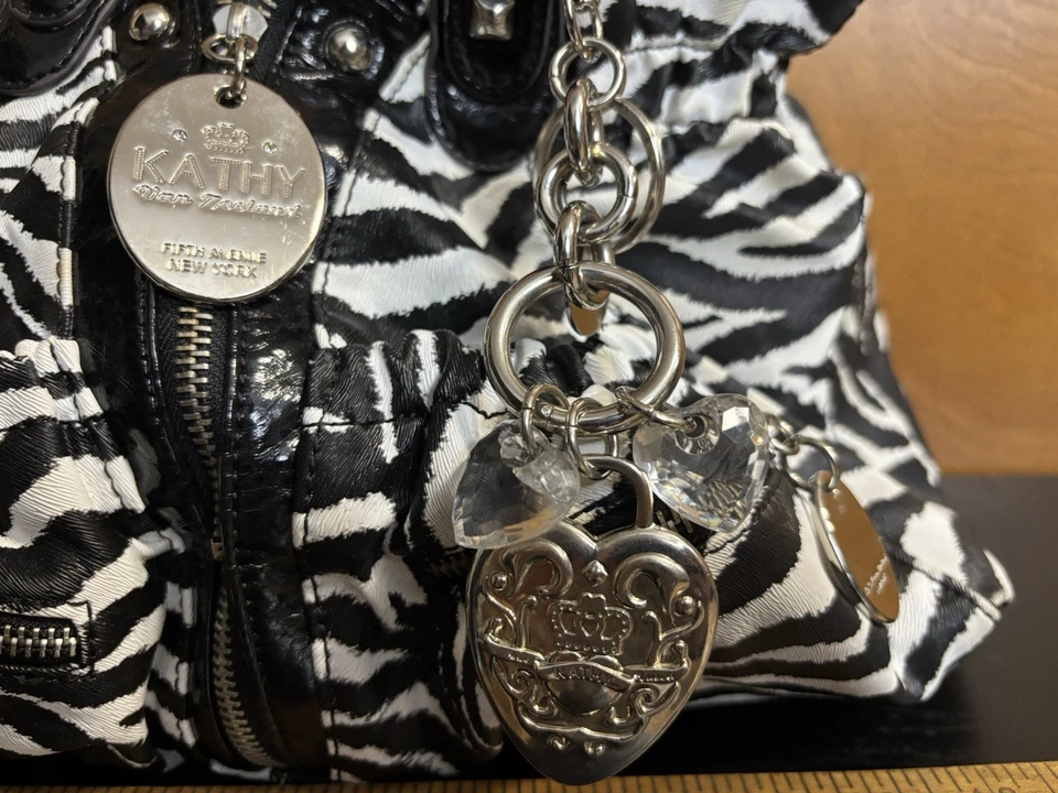 Kathy Van Zeeland动物印花手提包/钱包斑马印花乙烯基Y2K吊饰 — 第 2/4 张图片