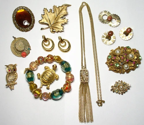 LOT OF VINTAGE GOLD TONE JEWELRY, MONET/TRIFARI/AVON/BSK/FLORENZA