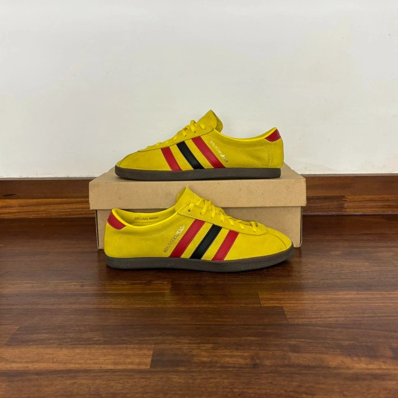Autentiche Adidas Herzogenaurach City Series 'Yellow Scarlet' Uomo UK 7.5