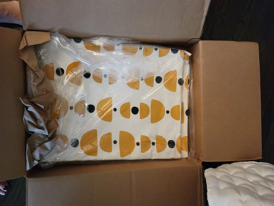 Cortinas oscuras modernas blancas, negras y amarillas para guardería o dormitorio. Foto 4 de 4