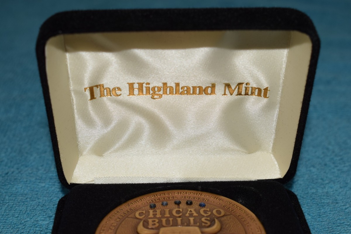The Highland Mint Chicago Bulls 5-Time Champions 940/1500 Bronze 