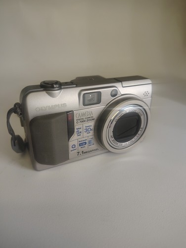 Olympus CAMEDIA C-7000 Zoom 7.1MP Digital Camera - Silver