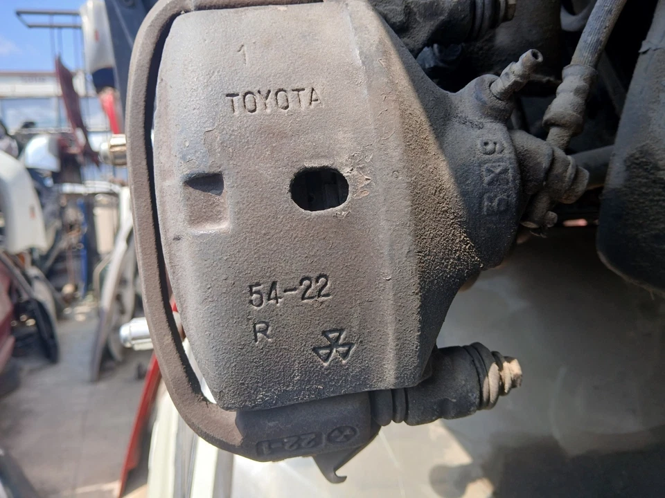 1989 TOYOTA CELICA ПРАВАЯ ПАССАЖИРСКАЯ СТОРОНА ПЕРЕДНИЙ ТОРМОЗ СУППОРТ (ПОДХОДИТ GT + ST) - Изображение 3 из 4