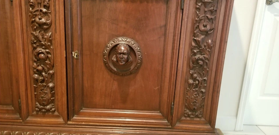 Mueble de servidor italiano tallado de nogal grande con patas de león muebles antiguos Foto 4 de 4