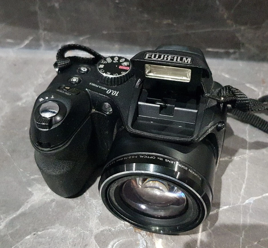 Fujifilm FinePix S2000HD, photo 2 of 5