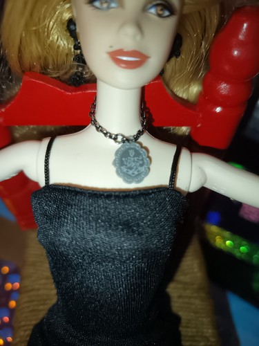 Muñeca Barbie Rosalie La Saga Crepúsculo Ella Tiene Ambos Zapatos El Otro Arriba - Imagen 9 de 10