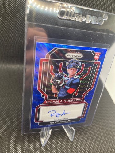 2022 PANINI PRIZM AUTO Nazionali RILEY ADAMS FIRMATO RC AUTOGRAFO RARO /50 Blu - Foto 2 di 4