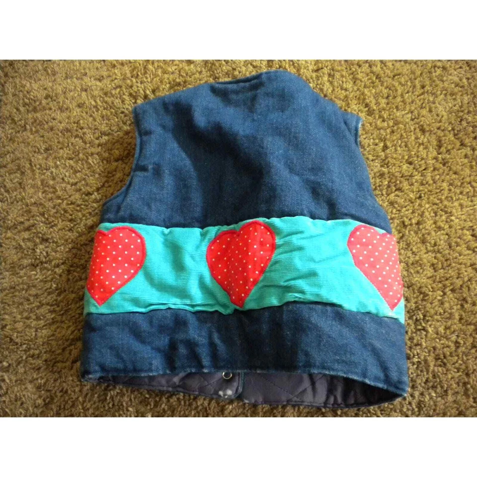 Colete jeans azul vintage infantil faixa de veludo azul-petróleo com corações de bolinhas vermelhas (vc2) - Imagem 3 de 4