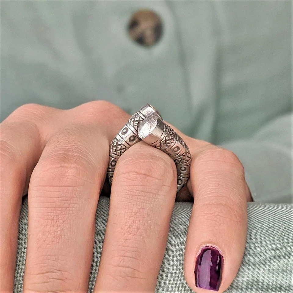 81stgeneration Anello Argento Fine Karen Hill Inciso Grosso Disegno Arrotolare - Immagine 3 di 4