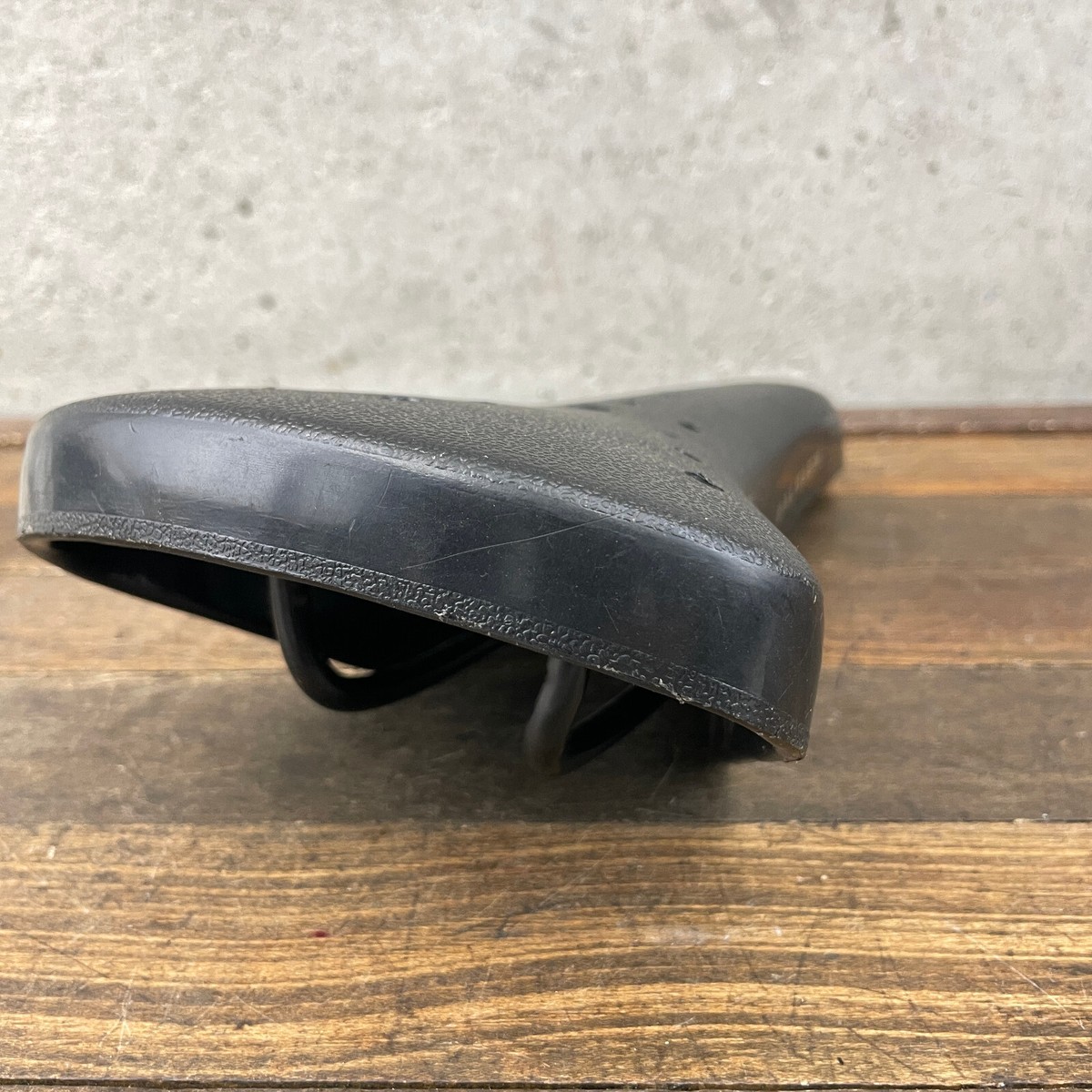 Selle Vélo Vintage Raleigh – Cuir Noir – Angleterre – Pour Route / Touring – Occasion