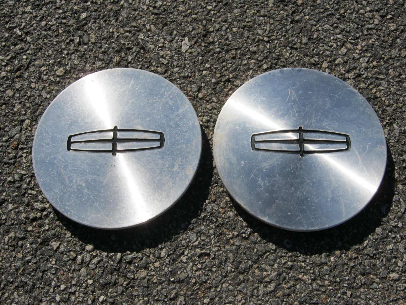 Genuine 1998 to 2002 Lincoln Town car alloy wheel center caps hubcaps